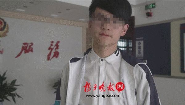 　　被抢时，这名学生表现得很平静。 图由淮安警方提供。&nbsp;