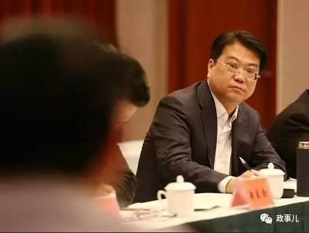 然而，“不死鸟”的称呼，并未庇佑家人的安康与仕途的顺遂。