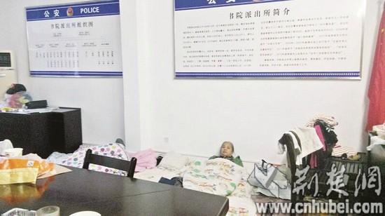 钉子户索要10套房无果被强拆 一家借宿派出所