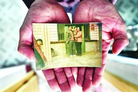 这是一家三口唯一的合影，郭刚堂视为珍宝。1997年9月21日，郭刚堂2岁半的儿子郭振在山东聊城开发区被拐。郭振的左脚小脚趾和脚面之间有烫伤的疤痕，两只耳朵外侧有明显的尖尖。