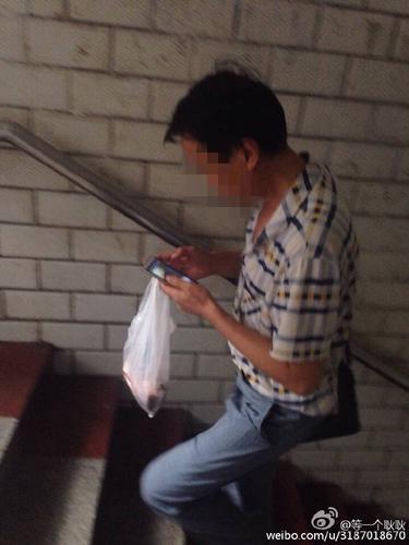 男子轻轨站偷拍美女 网友打抱不平将其曝光