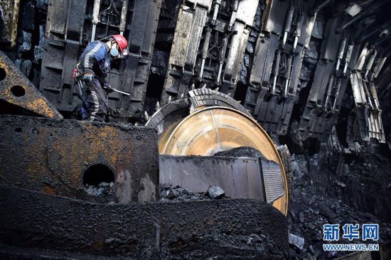 (经济)(1)游弋煤海的万吨“钢铁巨兽”