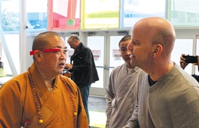 释永信体验谷歌智能眼镜。