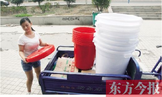 河南平顶山市民为省水抗旱吃烙菜饼度日