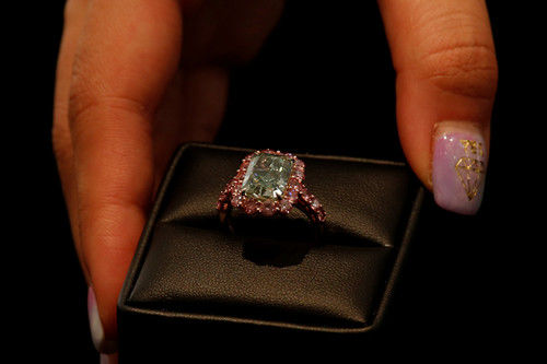 全球最大天然绿钻拍出1680万美元色泽饱和如极光