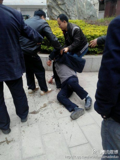 民工在云南巧家县委大院讨薪 当副县长面喝农药