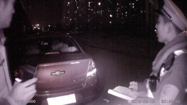 司机为省停车费乱停车 爱车引擎盖被刻上“王八”