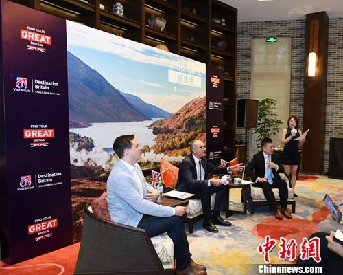 第十届英国旅游推介会19日至21日在三亚举行。图为英国签证及移民局全球客户及公共事务战略经理丹尼尔(左一)，英国旅游局中国及北亚地区总监艾漫威(左二)和英国旅游局大中华及东北亚区域总经理钱岗(右二)接受采访，介绍英国旅游新亮点、新政策。英国旅游局供图