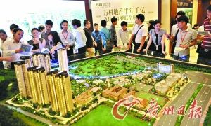 番禺某楼盘迎来大量看楼客。 记者邵权达 摄