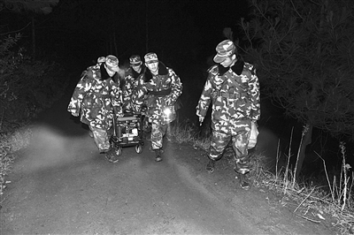 昨晚，救援人员向贵州省凯里市龙场镇事故现场运送救援物资。昨日14时40分许，贵州省凯里市龙场镇发生一起爆炸事件造成14人死亡、7人受伤。 新华社记者 欧东衢 摄