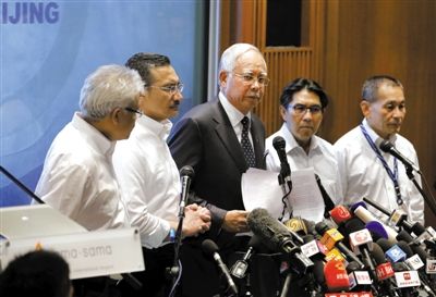 昨日,马来西亚总理纳吉布召开发布会,通报称失联航班呼叫应答系统被人为蓄意关闭。新京报记者 赵亢 摄 昨日,马来西亚总理纳吉布召开发布会,通报称失联航班呼叫应答系统被人为蓄意关闭。新京报记者 赵亢 摄