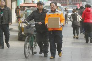 盐城一环卫工夜捡10部手机