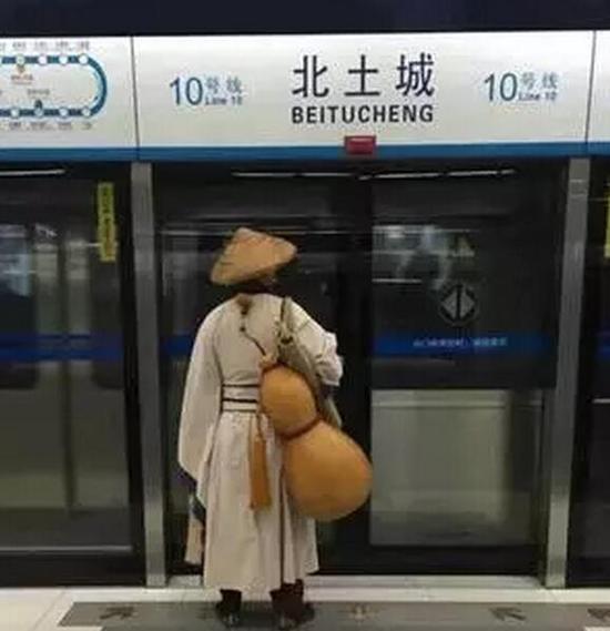 好似王者荣耀的李白！