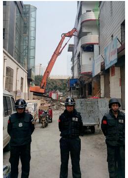 p47-2 根据《太原市和小店区平阳路街道亲贤城中村改造拆迁安置补偿方案》，结合亲贤实际，亲贤社区补偿安置采取“商业用房安置+ 小户型公寓住宅安置+ 货币补偿”的方式，其中每分（0.1 亩）置换商业用房50 平方米+ 小户型公寓住宅80 平方米+ 货币补偿20 万元人民币。（拍摄2015 年9 月17 日）