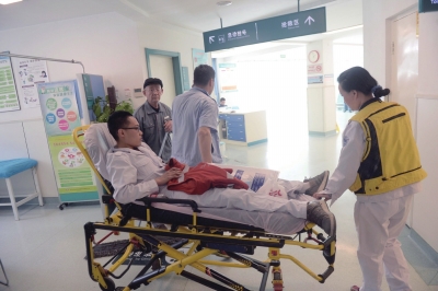 被打医生在接受治疗。京华时报记者 陶冉 摄