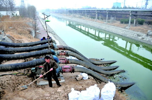 秦台河部分河段正在进行清淤。 　　本报记者　李运恒　摄