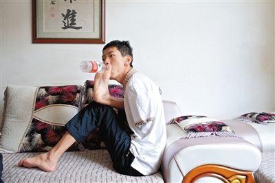 无臂男孩用脚答题高考超一本线3分 向着目标奔跑