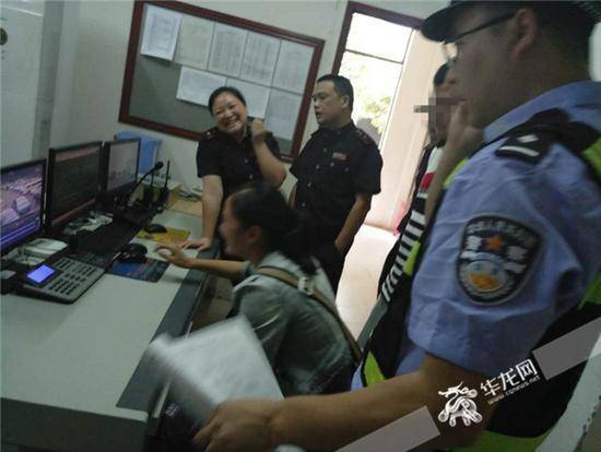 女司机倒车倒不出来 一怒之下划伤“挡道车”