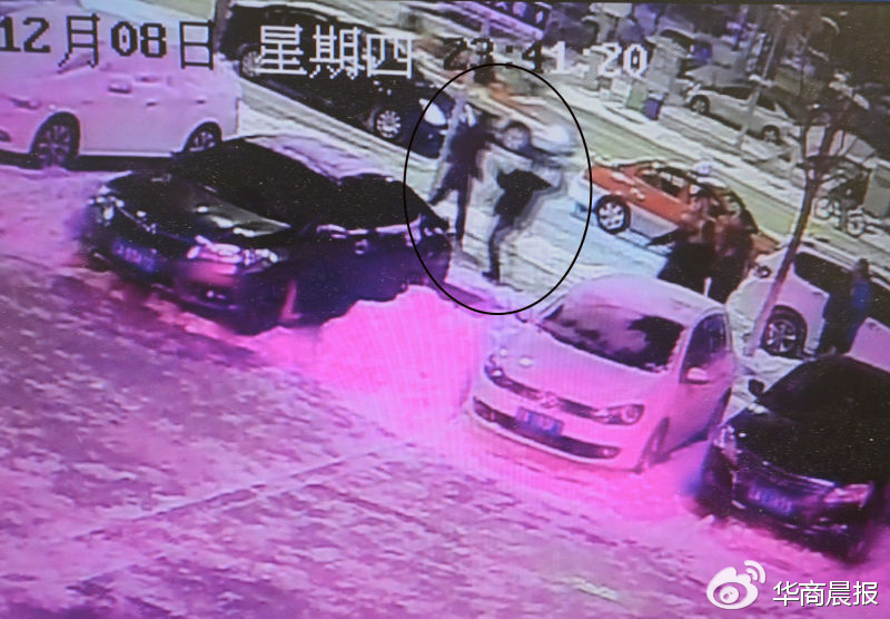 监控视频显示，众人追打出租车司机 华商晨报记者 蔡敏强 翻拍