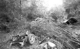 ■事故现场散落的汽车零部件