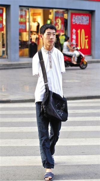 无臂男孩用脚答题高考超一本线3分 向着目标奔跑