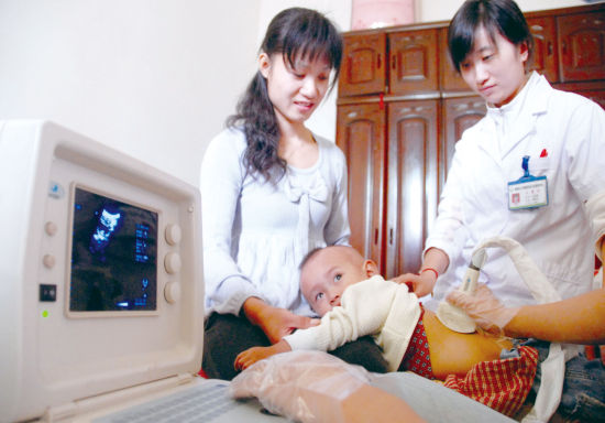 医护人员正在为孩子做免费的B超检查 IC图