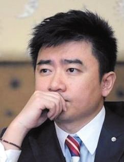 芮成钢 被誉为“财经频道国际化的标志”。曾发表博文《请星巴克从故宫搬出去》,引发关于中西文化的争论。 芮成钢曾在自己的书里称,搞关系,必须的!“工作多年,我的采访对象之间其实有很大的重复性和关联性,转来转去,都是那个小圈子,在我大脑里形成了一幅清晰的人脉关系图。”