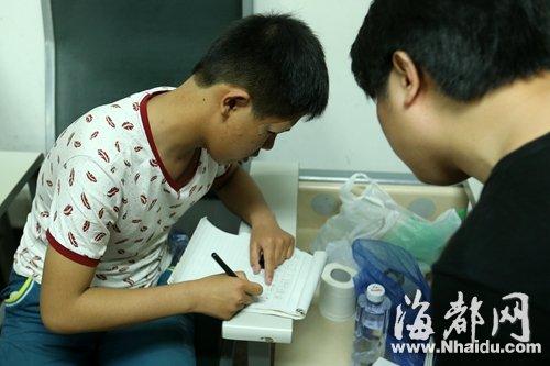 初二男生喝同伴女生递来矿泉水 变哑巴说不出话