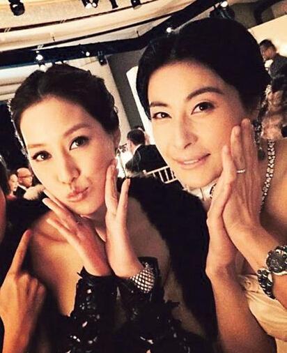 郭晶晶拍照罕见卖萌 与千亿媳妇徐子淇比拼性感