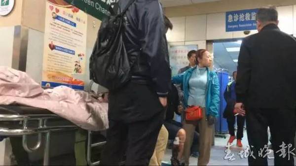 据记者了解，冲突的发生仅仅是因为几句口角。