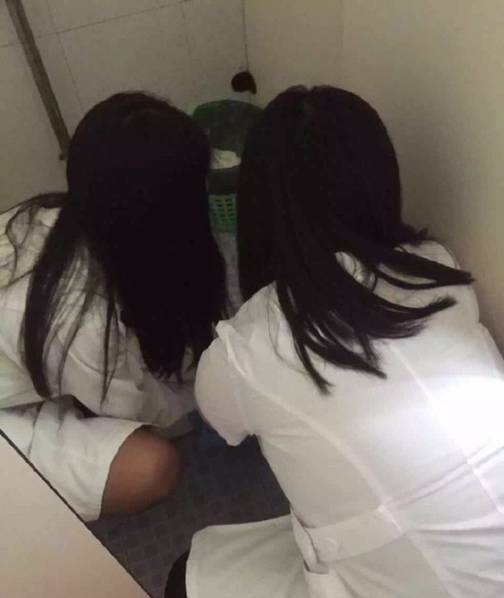 医护人员将婴儿捞出