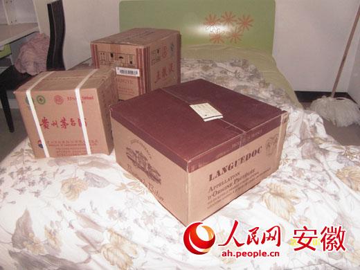 合肥一卫生局长遭老婆举报 与情妇床照曝光(图)