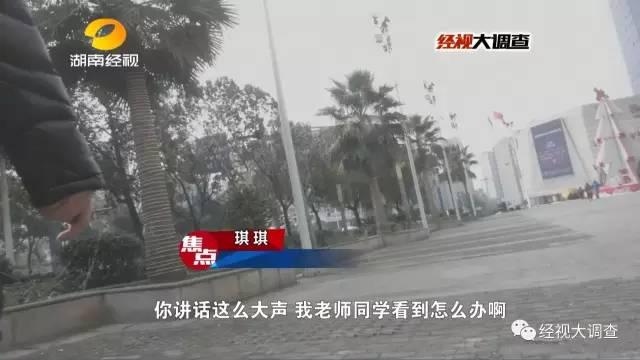 谁知,吴先生上前打招呼,对方却并不理会,快速穿过马路到了学校对面。