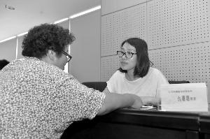 律师现场解答法律问题 现代快报/zaker南京记者 吉星 摄