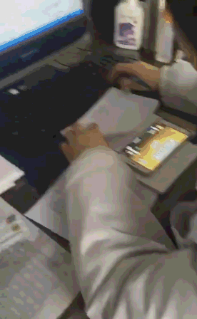 女医生边开检查单边玩游戏。