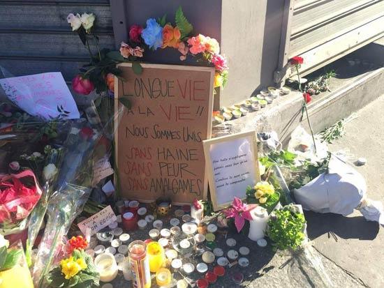 他们或是在纸条上写上祈福的话语,或是送上鲜花。他们用这种特殊的方式来表达着对遇难者的缅怀和对恐怖分子的憎恶。