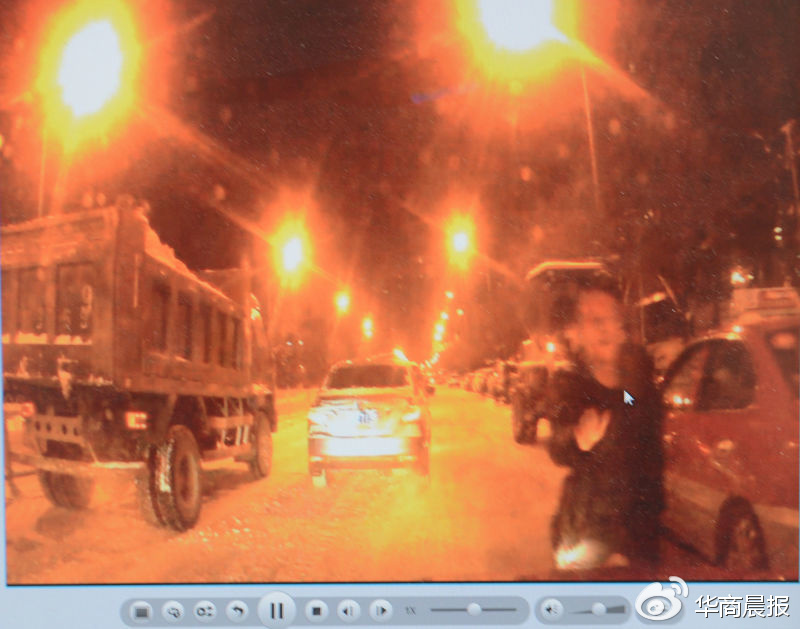 出租车内的行车记录仪拍下男子拍打机盖的情景