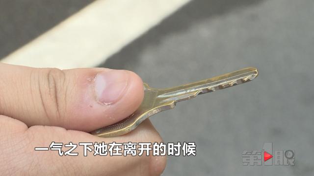 保时捷挡住车库入口 女子将其划伤要赔几万