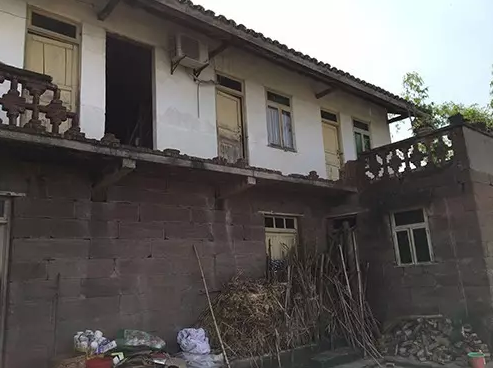 亲友抢红包致7人坠楼楼房栏杆年久腐朽被众人挤垮