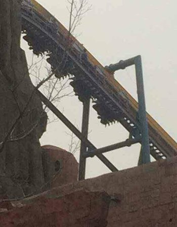 游客身体朝下停在空中。网络图片