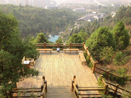 普洱市委市政府大楼背后的龙山上，从栈道上的休息亭望下去，可见别墅、网球场和游泳池