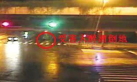 11月25日凌晨近5点，株洲市石峰区建设路芦淞大桥下，小朱醉酒倒地。