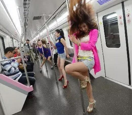 继续跳舞，谈恋爱不如跳舞，用这个方式相处，没有人觉得孤独，也没有包袱。