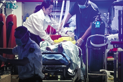 昆山市第一人民医院将两名重症患者转院。周岗峰摄