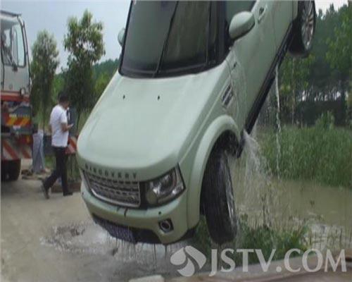 百万豪车为躲避小猫坠河 车主:人和猫安全就好