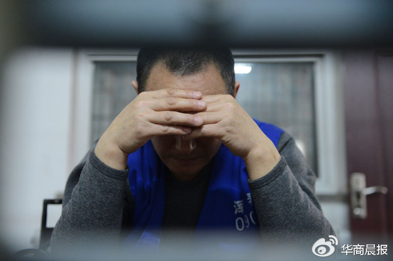 犯罪嫌疑人景某对自己酒后殴打出租车司机的行为表示懊悔 华商晨报记者 蔡敏强 摄