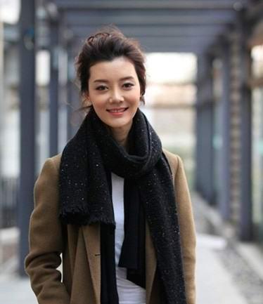 35岁被50亿富豪抛弃，拿了3亿分手费，如今生活成这般模样！