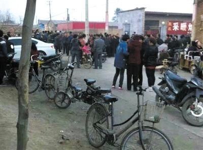 11月9日下午，暴力催债的社会人员持械进入献县安庄后，村民们聚集在一起准备反抗。村民供图 