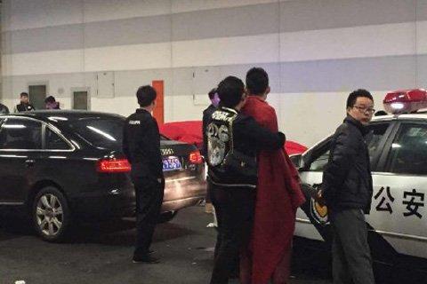 法拉利与兰博基尼相撞谜团：黑色高跟鞋遗落现场