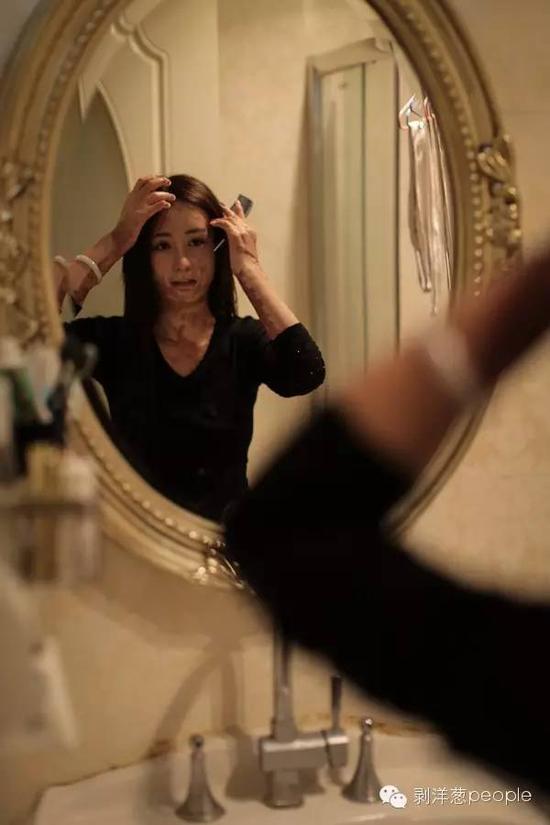 在母亲的帮助下洗头后,周岩梳理头发。新京报记者彭子洋 摄